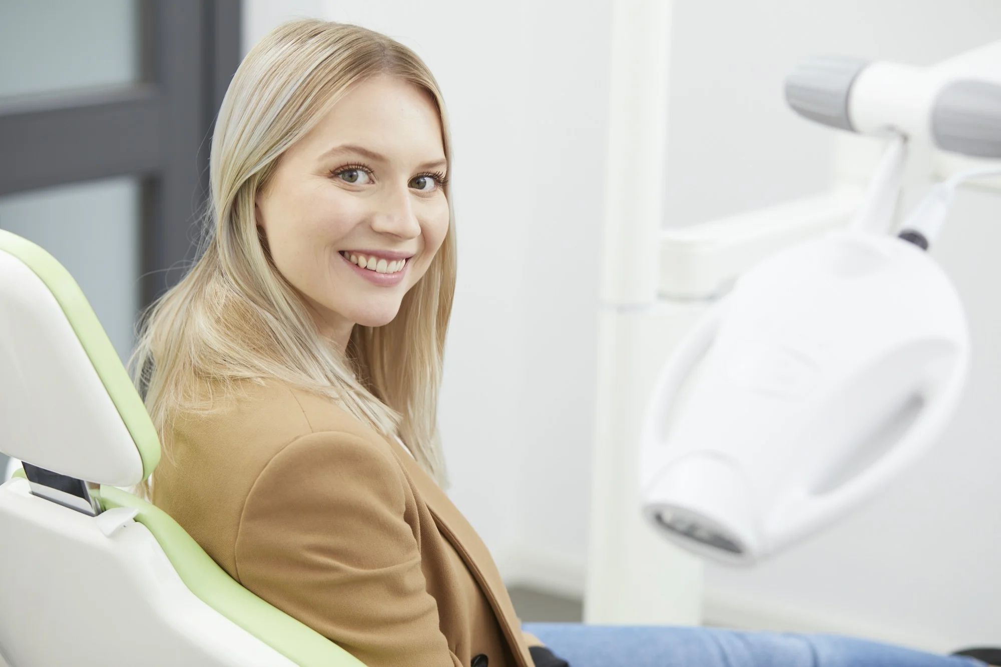 Schöne Zähne mit Ästhetischer Zahnheilkunde Schöne Zähne mit Ästhetischer Zahnheilkunde